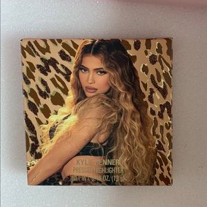 Kylie Cosmetics Hear Me Roar Pressed Highlight